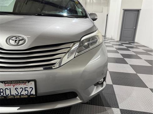 Used 2017 Toyota Sienna Limited Premium image 10