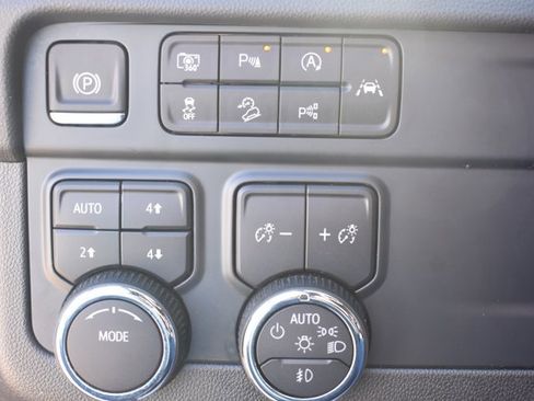 Used 2025 Chevrolet Suburban Z71 image 32