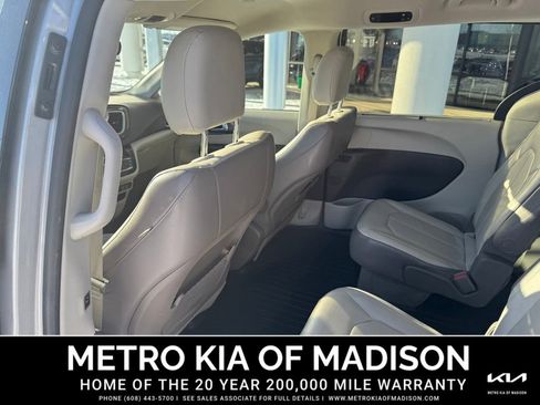 Used 2017 Chrysler Pacifica Touring-L image 27