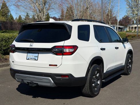 Certified 2025 Honda Pilot TrailSport image 7