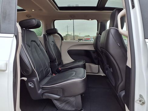 Certified 2021 Chrysler Pacifica Limited AWD/4WD image 28