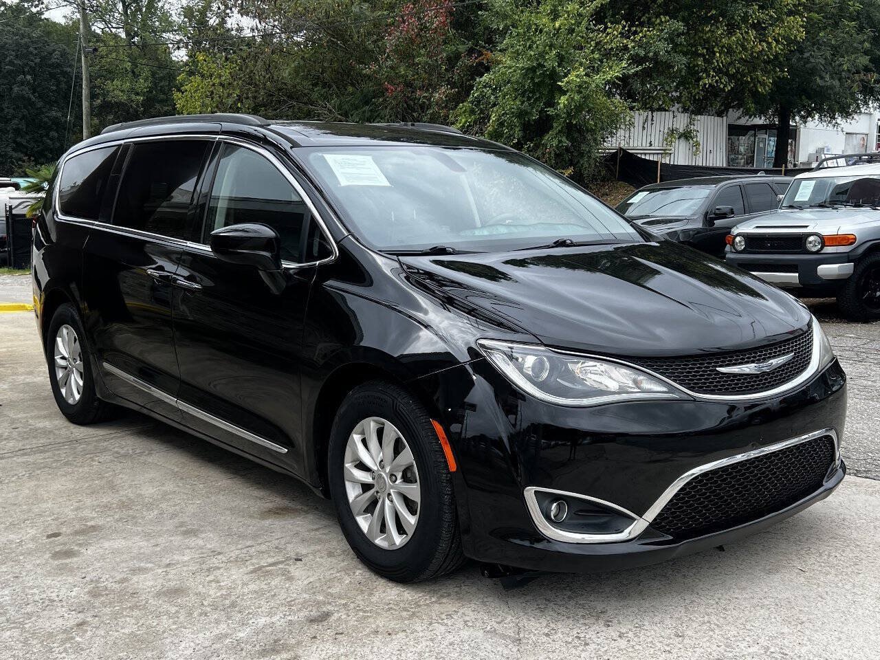 Used 2017 Chrysler Pacifica Touring-L FWD image 8
