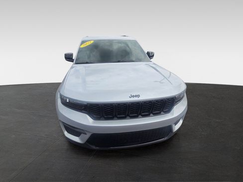 Used 2022 Jeep Grand Cherokee Altitude AWD/4WD image 7