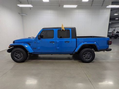 Used 2024 Jeep Gladiator Sport image 1