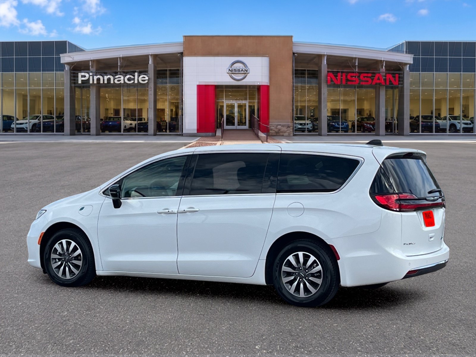 Used 2024 Chrysler Pacifica Limited FWD image 4