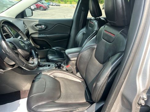Used 2019 Jeep Cherokee Trailhawk AWD/4WD image 12