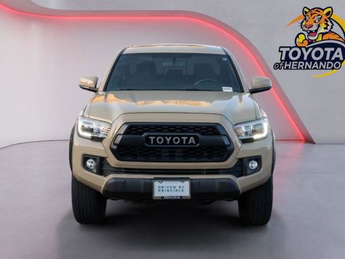 Used 2017 Toyota Tacoma TRD Off-Road image 2