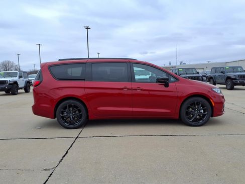 New 2026 Chrysler Pacifica Select w/ S Appearance Package FWD image 26