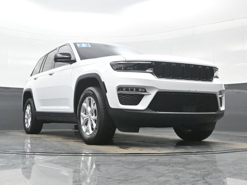 Used 2023 Jeep Grand Cherokee Limited image 32