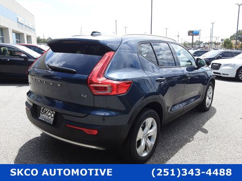 Used 2021 Volvo XC40 T4 Momentum image 5