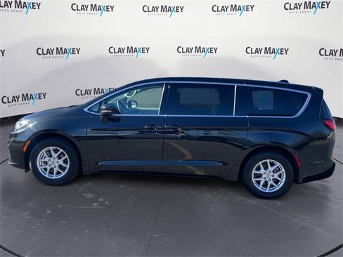Used 2023 Chrysler Pacifica Touring-L image 2