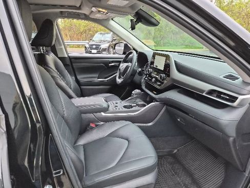 Used 2023 Toyota Highlander XLE AWD/4WD image 12