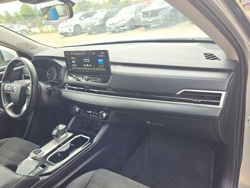 Used 2025 Mitsubishi Outlander SE AWD/4WD image 31