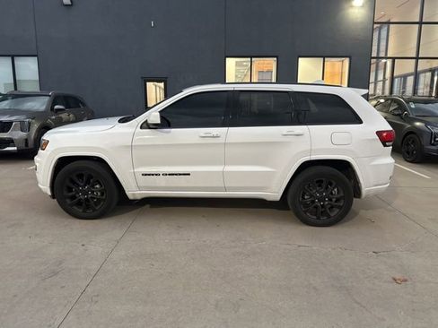 Used 2020 Jeep Grand Cherokee Altitude image 3
