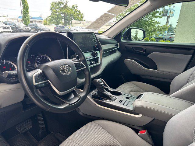Used 2023 Toyota Highlander LE AWD/4WD image 10