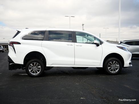 New 2026 Toyota Sienna LE FWD image 27