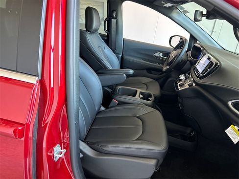 New 2025 Chrysler Pacifica Select image 35