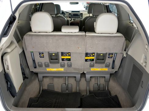 Used 2014 Toyota Sienna XLE image 31