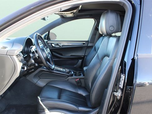 Used 2023 Porsche Macan Turbo image 15