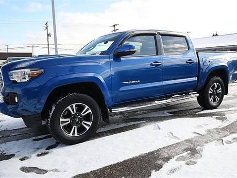 Used 2017 Toyota Tacoma TRD Sport image 3