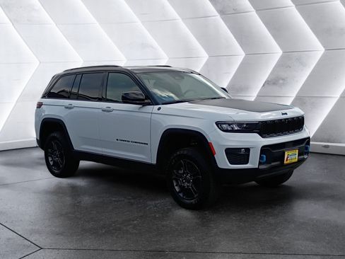 Used 2024 Jeep Grand Cherokee Trailhawk AWD/4WD image 8