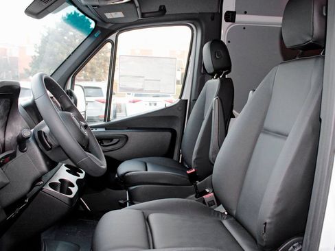 Used 2025 Mercedes-Benz Sprinter 2500 image 10