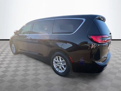 Used 2024 Chrysler Pacifica Touring-L FWD image 5