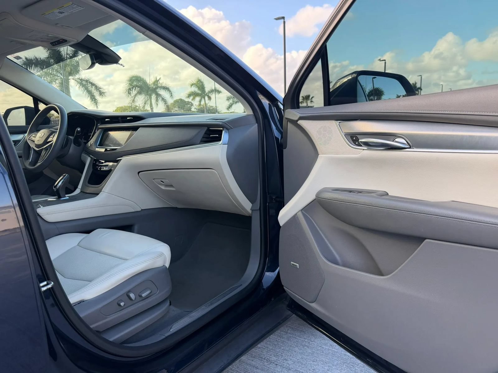 Used 2017 Cadillac XT5 Luxury w/ Driver Awareness Package FWD image 48
