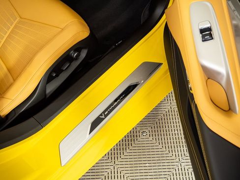 Used 2025 Chevrolet Corvette Stingray Premium Conv w/ 3LT image 19