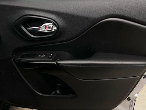 Used 2020 Jeep Cherokee Latitude Plus AWD/4WD image 25