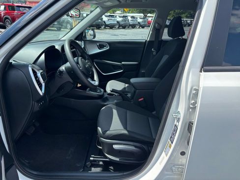 Used 2025 Kia Soul LX w/ LX Technology Package FWD image 22
