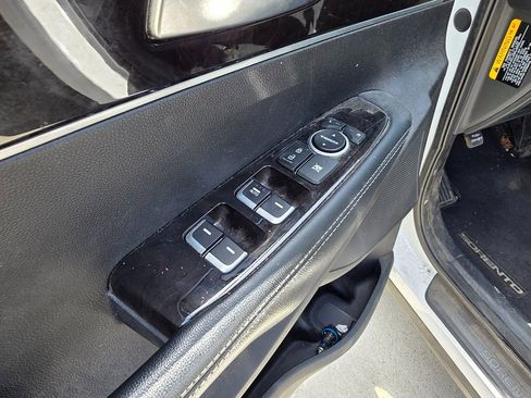 Used 2017 Kia Sorento LX w/ LX Convenience Package image 15