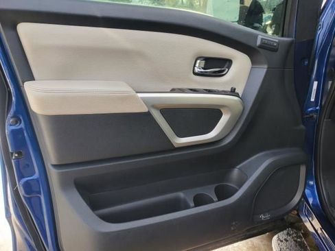 Used 2020 Nissan Titan SL w/ Moonroof Package image 17