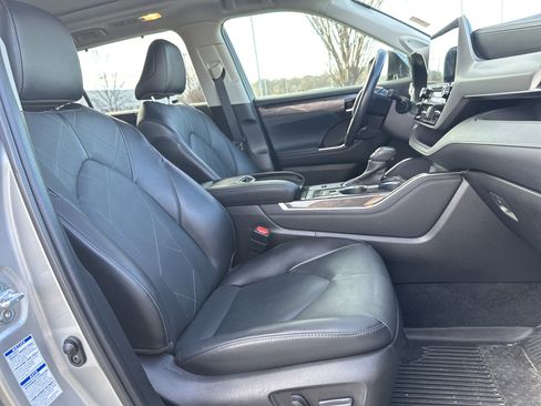 Certified 2022 Toyota Highlander Platinum image 34