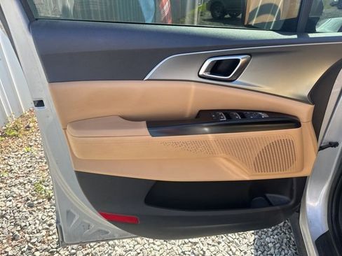 Used 2022 Kia Carnival LX image 10