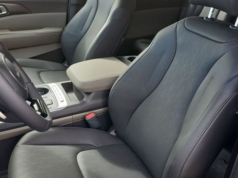 New 2026 Kia Carnival LXS FWD image 9