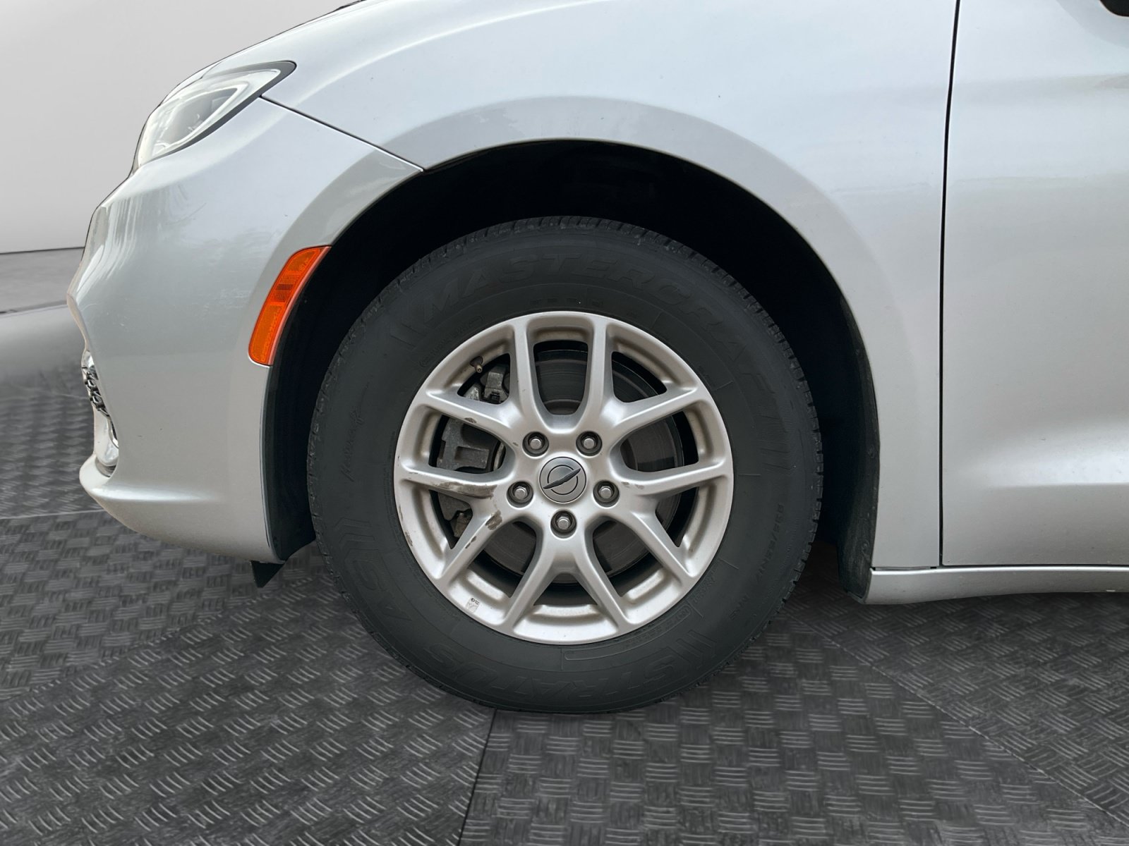 Used 2024 Chrysler Pacifica Touring-L FWD image 16
