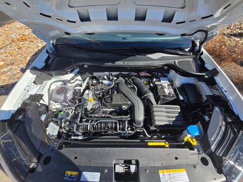 New 2026 Volkswagen Taos SE FWD image 21