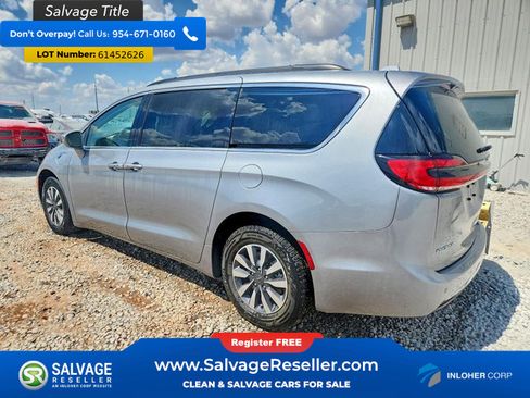 Used 2021 Chrysler Pacifica Touring FWD image 3