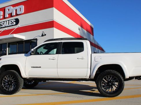 Used 2017 Toyota Tacoma TRD Sport w/ Tow Package (A/T) AWD/4WD image 7