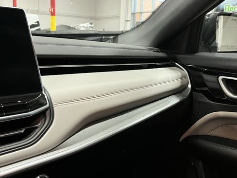 Certified 2025 Jeep Compass Limited image 24