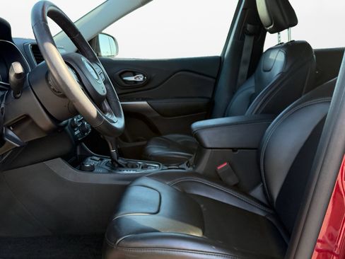 Used 2019 Jeep Cherokee Latitude Plus w/ Cold Weather Group AWD/4WD image 10