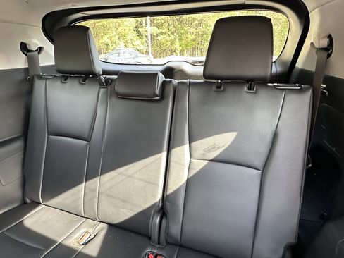 Used 2025 Toyota Highlander XLE image 11