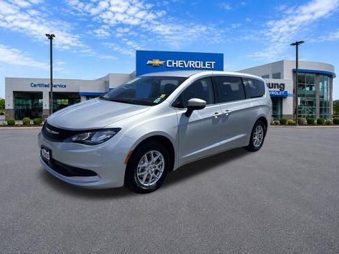 Used 2023 Chrysler Voyager LX FWD image 3