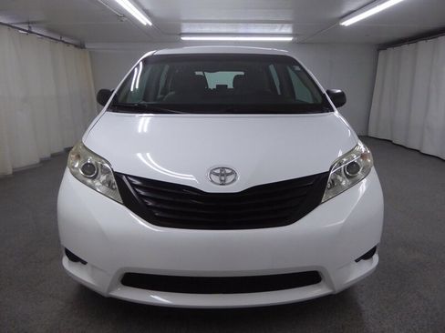 Used 2017 Toyota Sienna L image 2