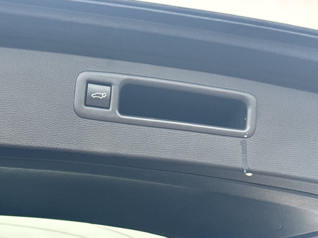 Used 2023 Toyota Highlander LE FWD image 9