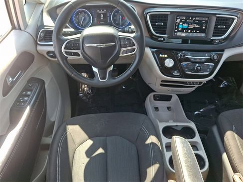 Used 2023 Chrysler Voyager LX image 14