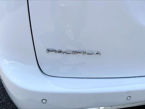 Used 2025 Chrysler Pacifica Select FWD image 7