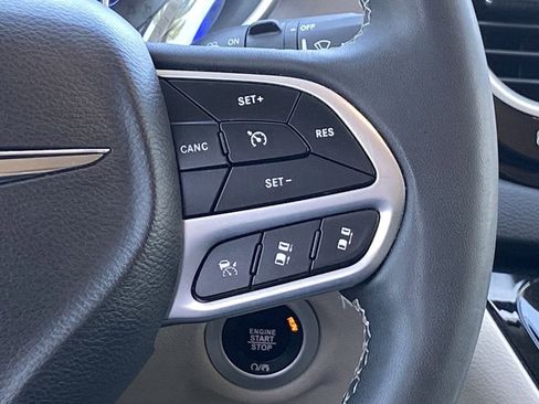 Used 2023 Chrysler Pacifica Touring-L FWD image 26