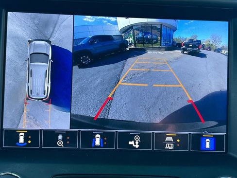 Certified 2022 GMC Acadia AT4 w/ Technology Package AWD/4WD image 17